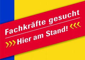 Auffällige Plakate zeigen, an welchen Ständen Fachkräfte gesucht werden.